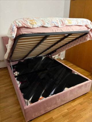 Cama 140 x 200 com colchão.