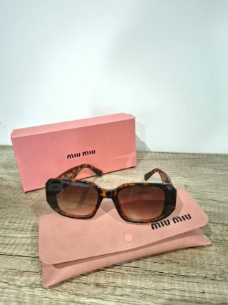 Gafas de sol Miu Miu leopardo y dorado