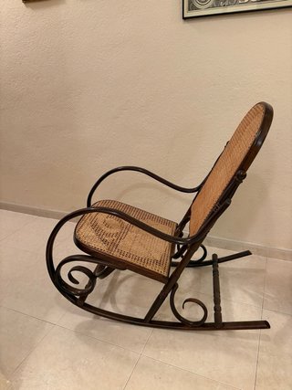 Mecedora de mimbre y madera