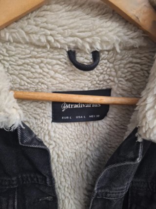​Chaqueta vaquera con borreguito de Stradivarius.