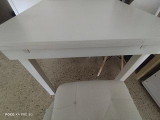 Mesa de salón blanca de madera