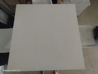 Mesa de salón blanca de madera