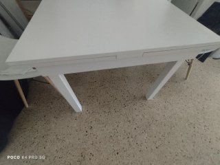 Mesa de salón blanca de madera