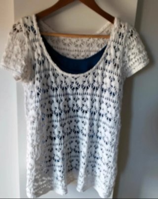 Top encaje blanco con forro azul