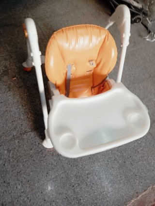 Trona para bebé naranja y blanca