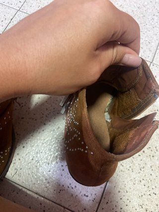 Botines marrones con tachuelas