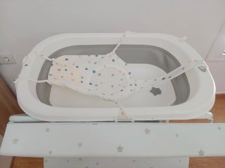 Cambiador de bebé con bañera