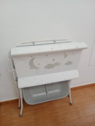 Cambiador de bebé con bañera
