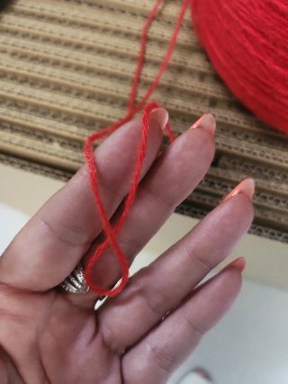 Ovillo de lana rojo