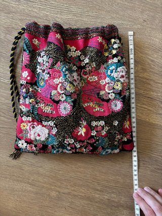 Bolsos de mano bordados de Zara. Nuevos