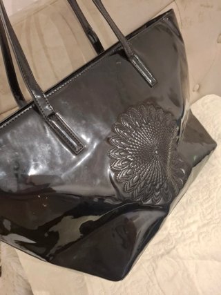 Bolso Negro Desigual con Diseño Floral