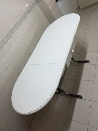 Mesa de cocina extensible blanca y plateada