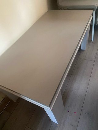 Mesa auxiliar de comedor beige y rosa