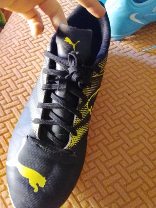 Zapatos de fútbol negros nuevos