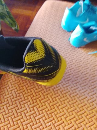 Zapatos de fútbol negros nuevos