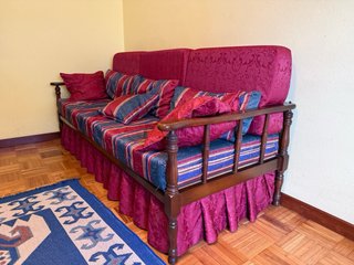 Sofá de tela y madera multicolor