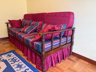 Sofá de tela y madera multicolor