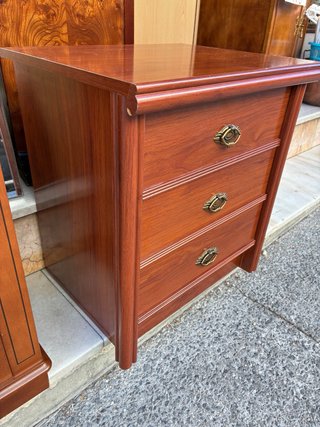 Mesita de noche de madera