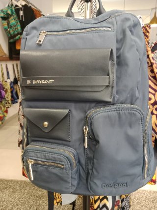 Mochila Desigual azul con múltiples bolsillos
