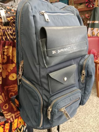 Mochila Desigual azul con múltiples bolsillos
