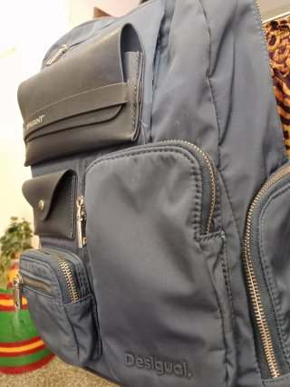 Mochila Desigual azul con múltiples bolsillos