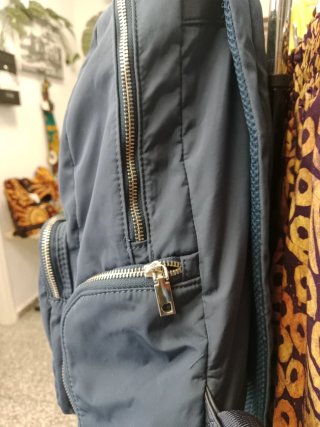 Mochila Desigual azul con múltiples bolsillos