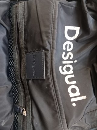 Mochila Desigual azul con múltiples bolsillos