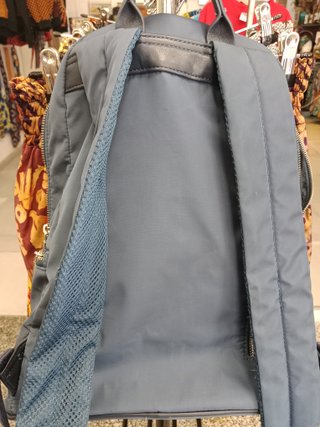 Mochila Desigual azul con múltiples bolsillos