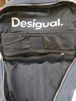 Mochila Desigual azul con múltiples bolsillos