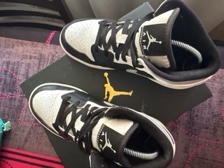 Zapatillas Air Jordan 1 Mid, negras blancas y gris