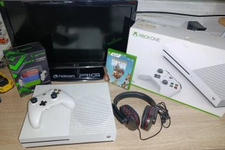 Xbox One + TV + Juego + Accesorios