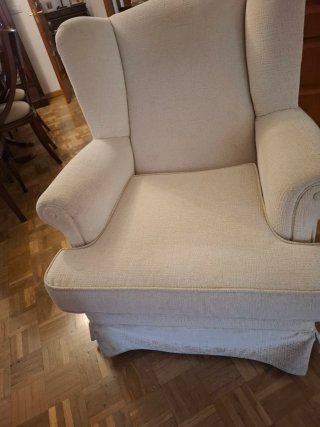 Sillón orejero beige confortable tela.
