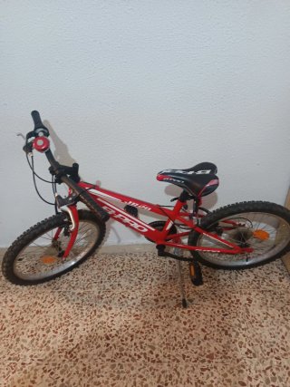 Bicicleta infantil roja