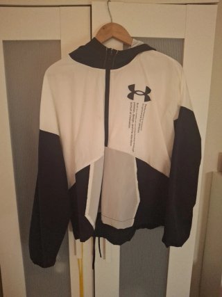 Cortavientos Under Armour blanco y negro