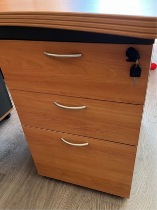 Mesa de oficina con cajonera
