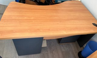 Mesa de oficina con cajonera