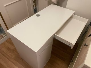 Scrivania IKEA Micke con cassettiera appena montata