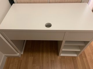 Scrivania IKEA Micke con cassettiera appena montata