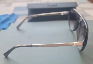 Gafas de sol Guess negras y doradas