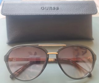 Gafas de sol Guess negras y doradas