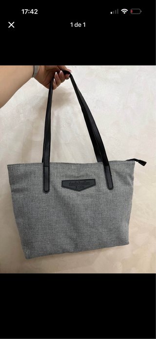 Bolso gris de tela con asas negras