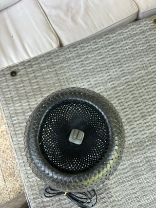 Lámpara de mesa negra diseño tejido