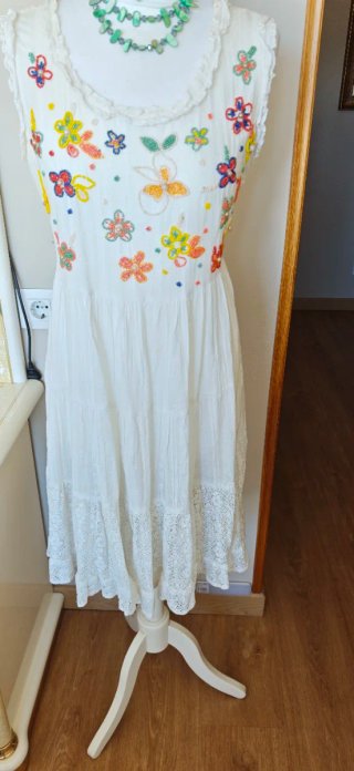 Vestido blanco sin mangas con flores bordadas