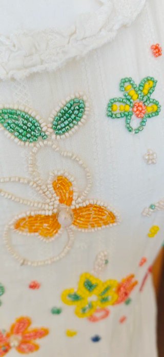 Vestido blanco sin mangas con flores bordadas