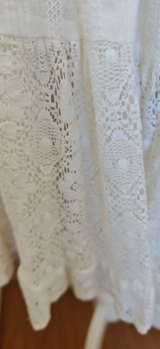 Vestido blanco sin mangas con flores bordadas