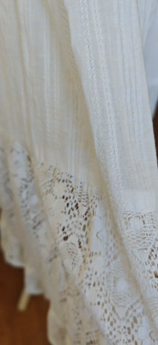 Vestido blanco sin mangas con flores bordadas