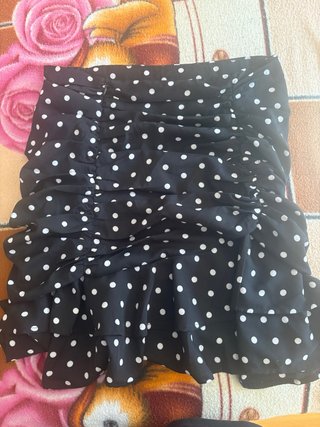 Falda corta lunares volantes