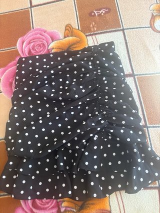 Falda corta lunares volantes