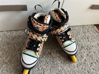 Patines en línea con diseño geométrico