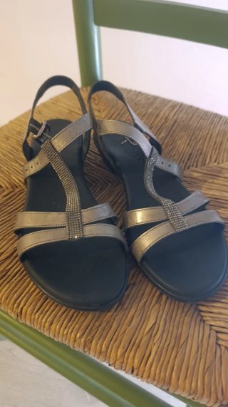 Sandalias Paula Urban Piel Gris y Plateada